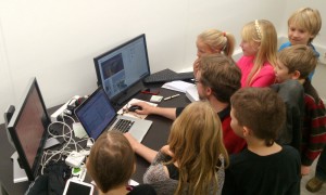 Koodikerhon lapset seuraavat ohjelmoijaa työssään Futuricen Tampereen toimistolla